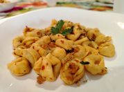 Una foto di tortellini prosciutto crudo e parmigiano ricette