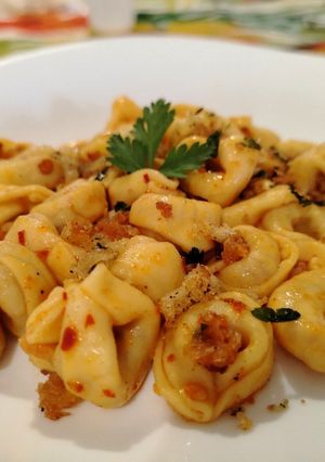 Foto di Tortellini Ripieni di Prosciutto Crudo e Parmigiano con Olio, Aglio, Peperoncino e Pane Profumato