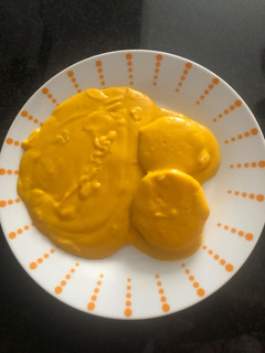Una foto de Medallones de merluza con salsa de zanahoria