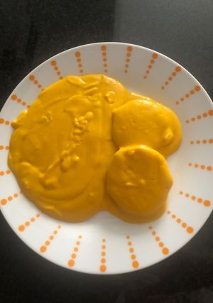 Una foto de Medallones de merluza con salsa de zanahoria