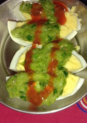 A picture of Boiled egg with Chutney.