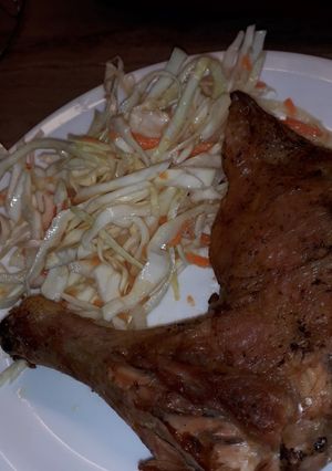 Una foto de Pollo con ensalada de repollo