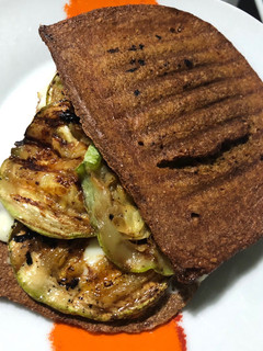 Una foto de Bocata integral, con queso de untar light y calabacín a la plancha!!!