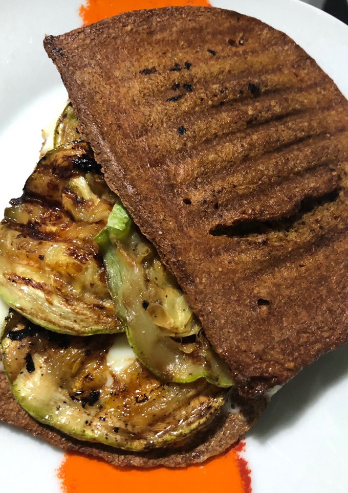 Una foto de Bocata integral,  con queso de untar light y calabacín a la plancha!!!