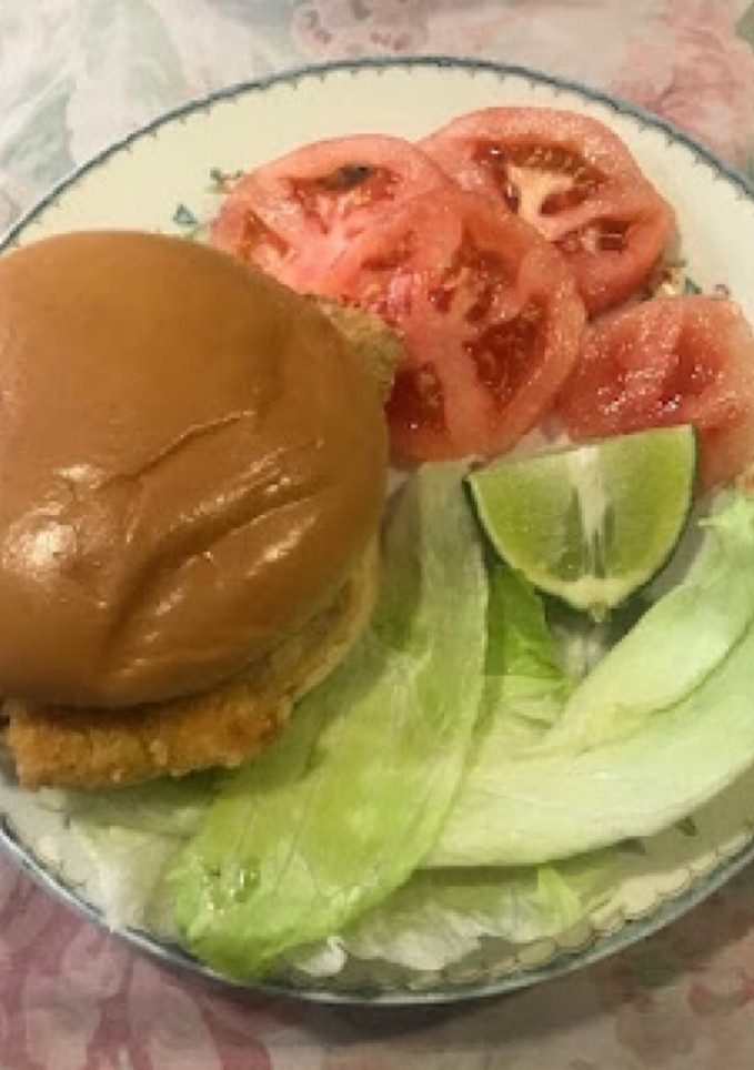 Una foto de HAMBURGUESA 🍔 DE PESCADO 🐟