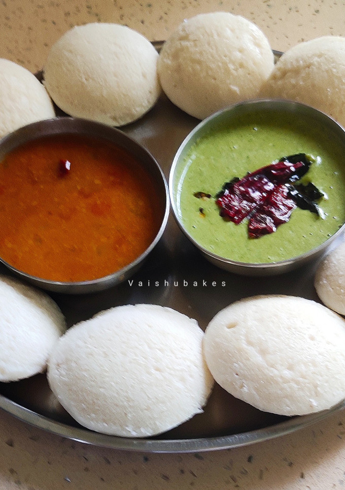 A picture of Idli and Chutney Platter.