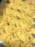 Tortellini casero relleno de cebolla caramelizada y foie