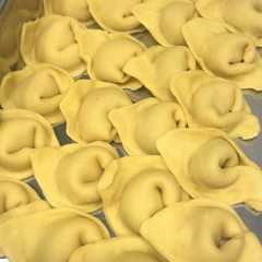 Una foto de Tortellini casero relleno de cebolla caramelizada y foie