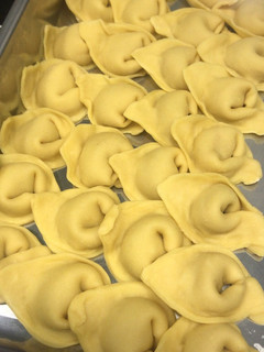 Una foto de Tortellini casero relleno de cebolla caramelizada y foie