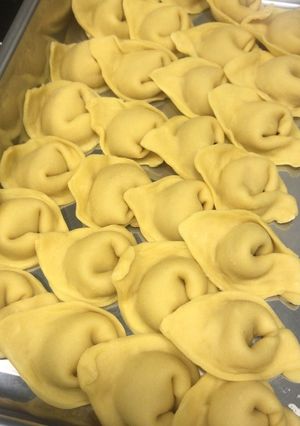 Una foto de Tortellini casero relleno de cebolla caramelizada y foie