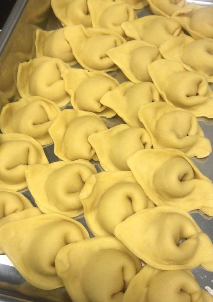 Una foto de Tortellini casero relleno de cebolla caramelizada y foie
