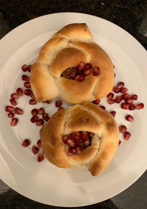 A picture of Dabeli Bun pav in Rose shape.