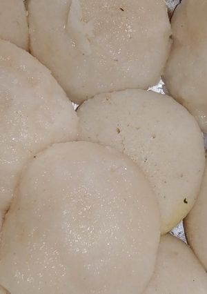 सूजी की इडली (sooji ki idli recipe in Hindi) रेसिपी मुख्य फोटो