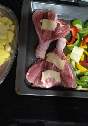 Una foto de Muslos de pavo con pimientos y patatas