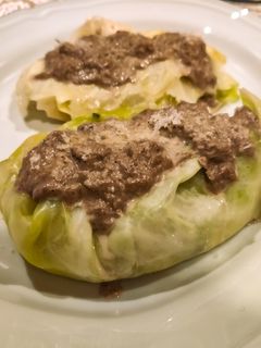 Una foto de Rollito de col relleno de verduras y una salsa casera
