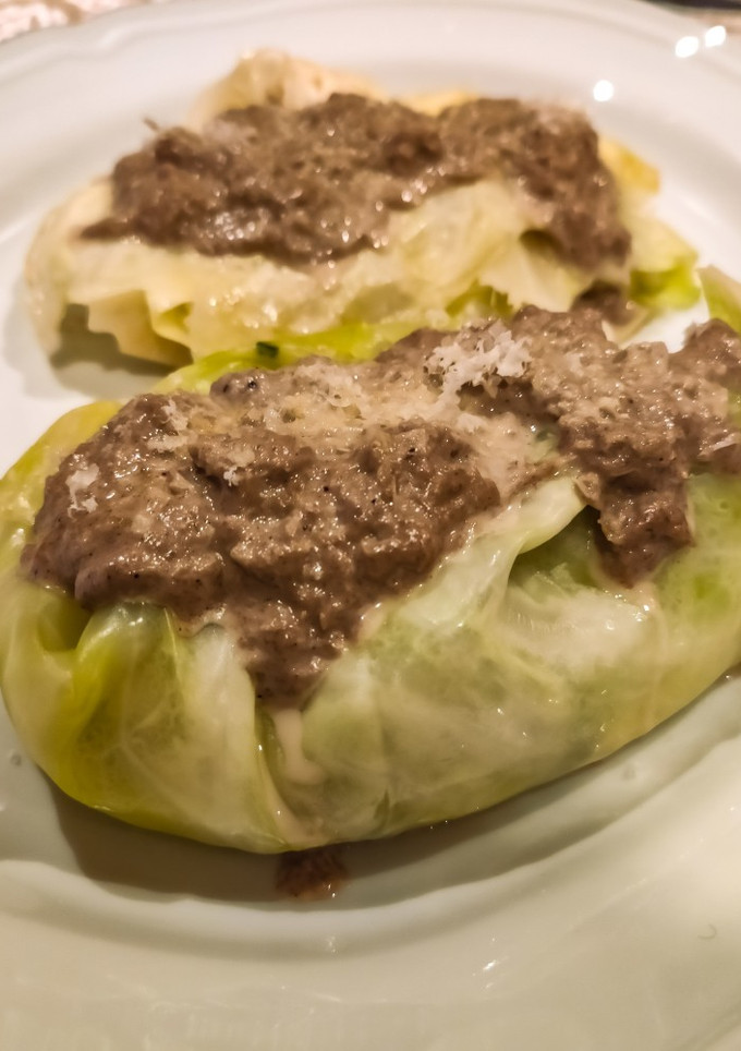 Una foto de Rollito de col relleno de verduras y una salsa casera