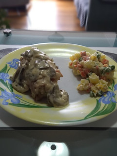 Una foto de Pollo President con ensalada rusa