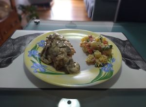 Una foto de Pollo President con ensalada rusa
