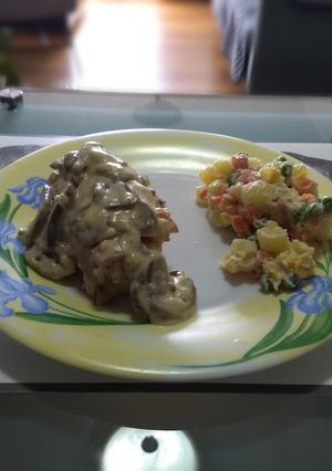 Una foto de Pollo President con ensalada rusa