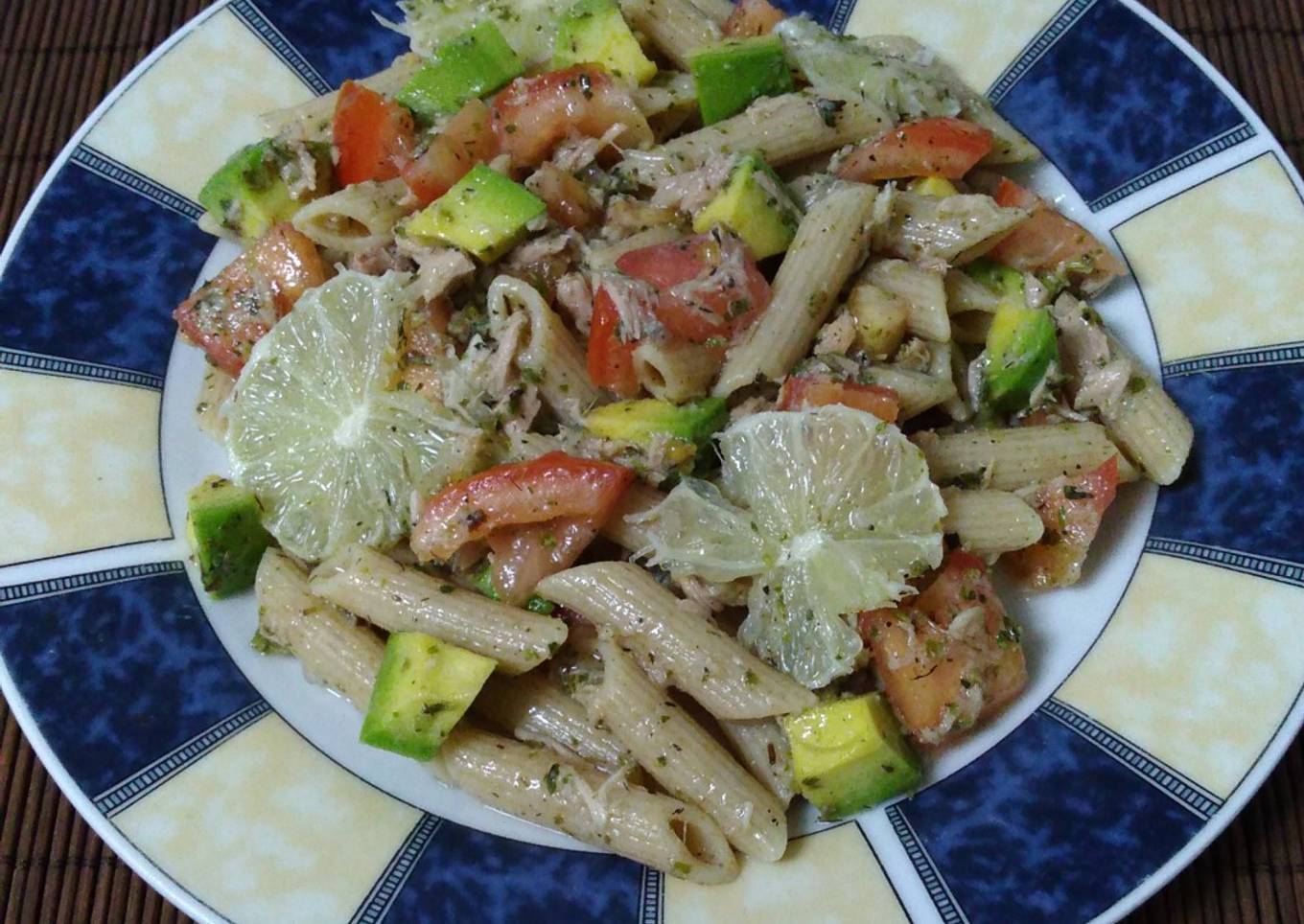 Ensalada de pasta con aguacate y lima