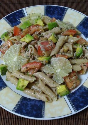 Una foto de Ensalada de pasta con aguacate y lima