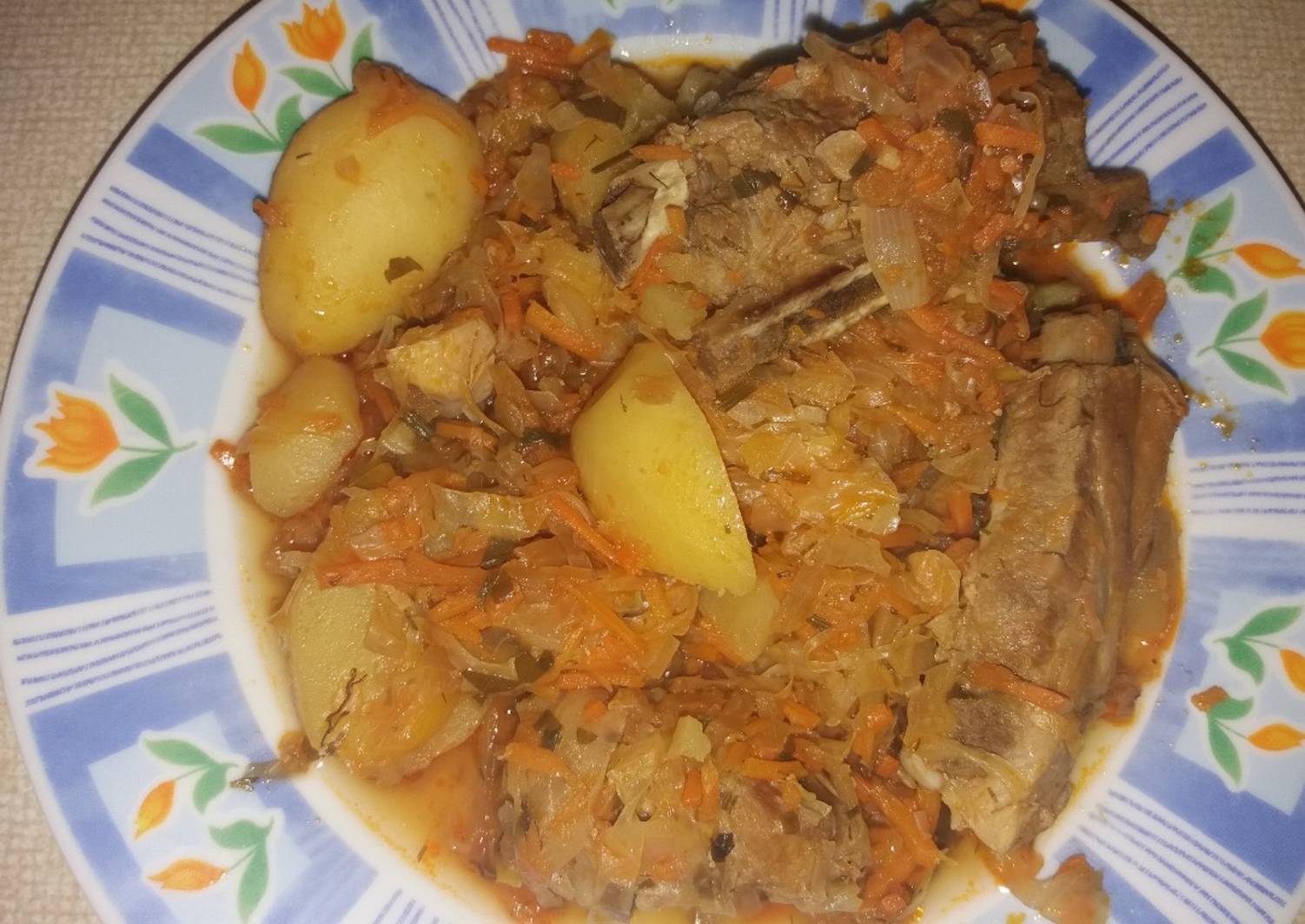 Свинина с квашеной капустой. Капуста с ребрышками тушеная. Свиные рёбрышки с капустой тушеные. Сочные ребрышки с тушеной капустой. Свиные рёбрышки с капустой и картошкой.