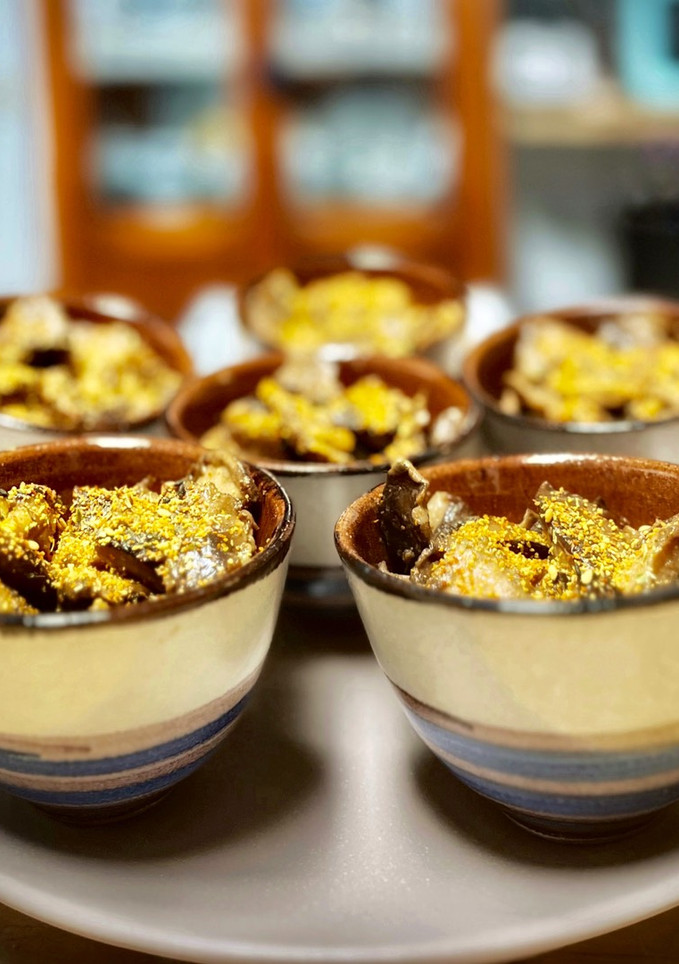 Una foto de Shiitake marinada con piñones y shichimi tōgarashi