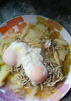 Una foto de Patatas, gulas y huevo pochè