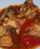 Pollo con tomate y pimientos rojos
