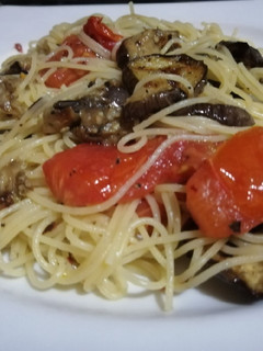 Una foto de Pasta con Berenjenas y tomates al grill
