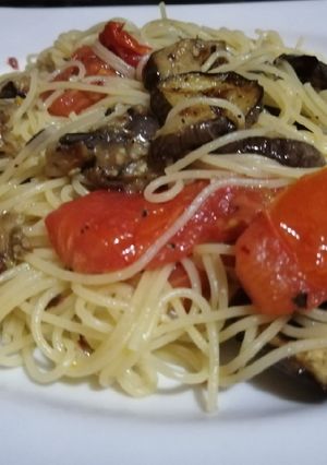 Una foto de Pasta con Berenjenas y tomates al grill