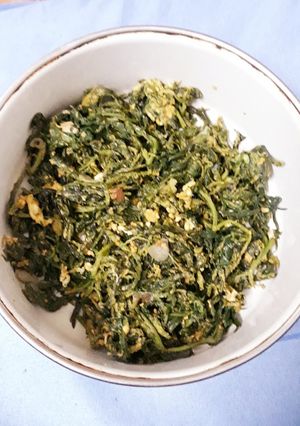 Hình của món Ngải cứu rang trứng.