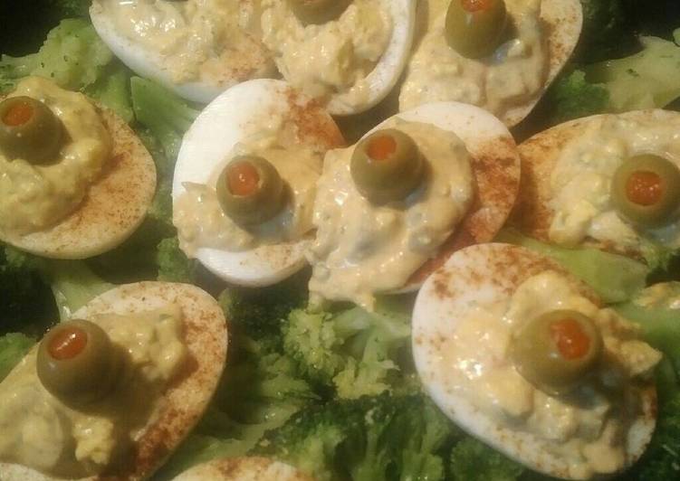 Simple Way to Make Homemade Deviled eggs and broccoli