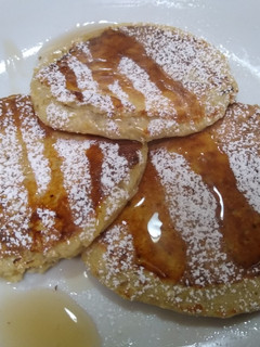 Una foto de Hot cakes de avena y plátano 🍌🍯🥞