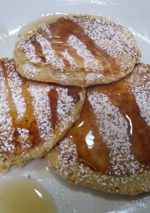 Una foto de Hot cakes de avena y plátano 🍌🍯🥞