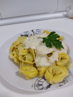 Una foto de Tortellini estilo carbonara a los 5 quesos