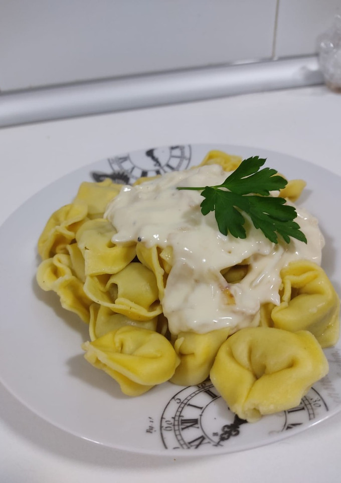 Una foto de Tortellini estilo carbonara a los 5 quesos