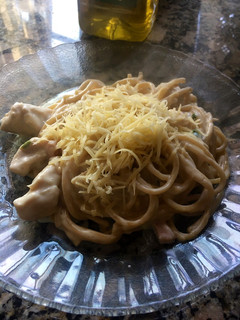 Una foto de Fideos integrales con pollo, crema, verdeo y jamón