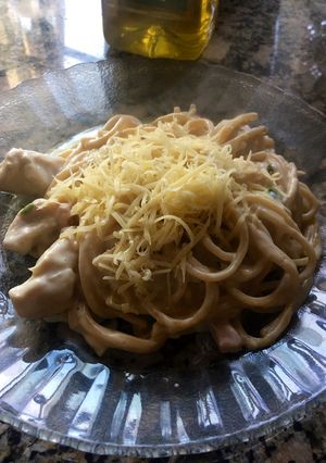 Una foto de Fideos integrales con pollo, crema, verdeo y jamón