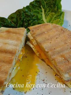 Una foto de Sándwich con queso/jamón y corazón de huevo jugoso