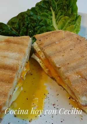 Foto principal de Sándwich con queso/jamón y corazón de huevo jugoso