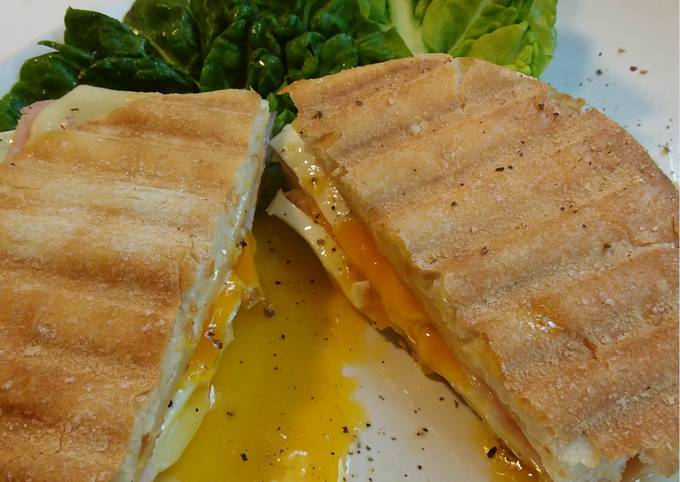 Foto principal de Sándwich con queso/jamón y corazón de huevo jugoso