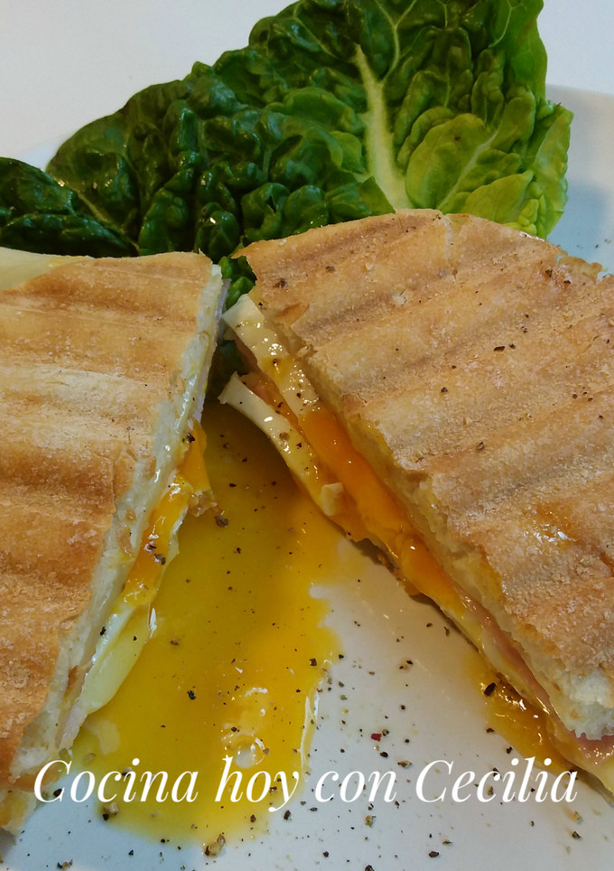 Una foto de Sándwich con queso/jamón y corazón de huevo jugoso