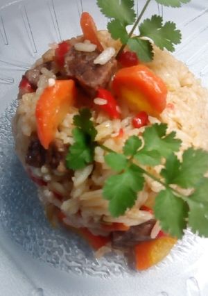 Una foto de Arroz con carne y zanahorias🥕🥕🥕🥕🥩🥩🥩🍀🌟🍀🌟🍀🌟