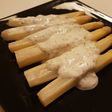 Espárragos com salsa de yogur y eneldo