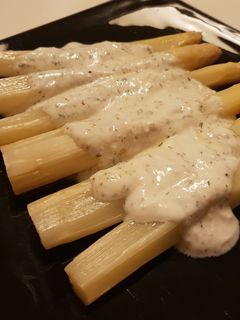 Una foto de Espárragos com salsa de yogur y eneldo