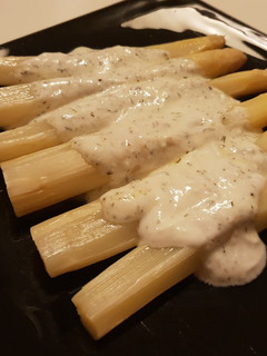 Una foto de Espárragos com salsa de yogur y eneldo