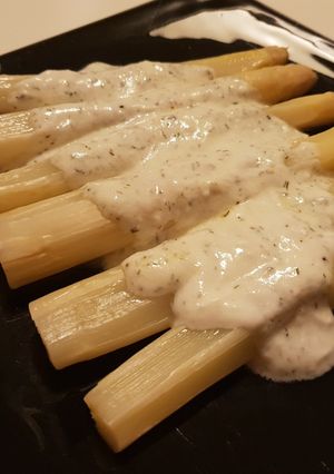 Foto principal de Espárragos com salsa de yogur y eneldo