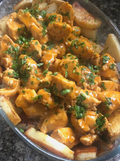Una foto de Pollo al curry, con papas al horno!