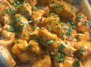 Una foto de Pollo al curry, con papas al horno!